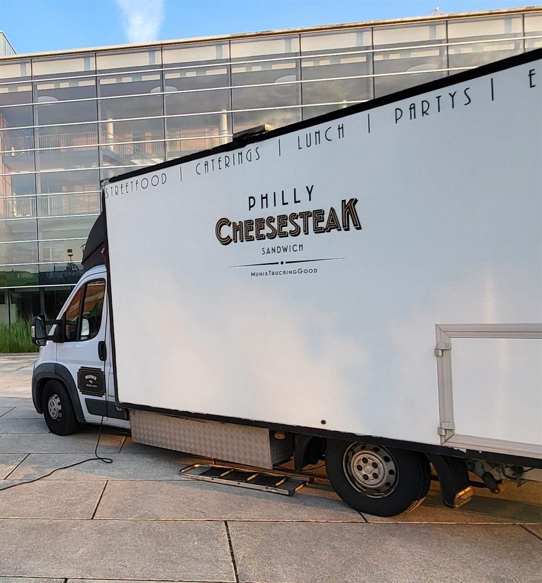 Munix Trucking Good Foodtruck mit Philly-Cheesesteak-Branding in München