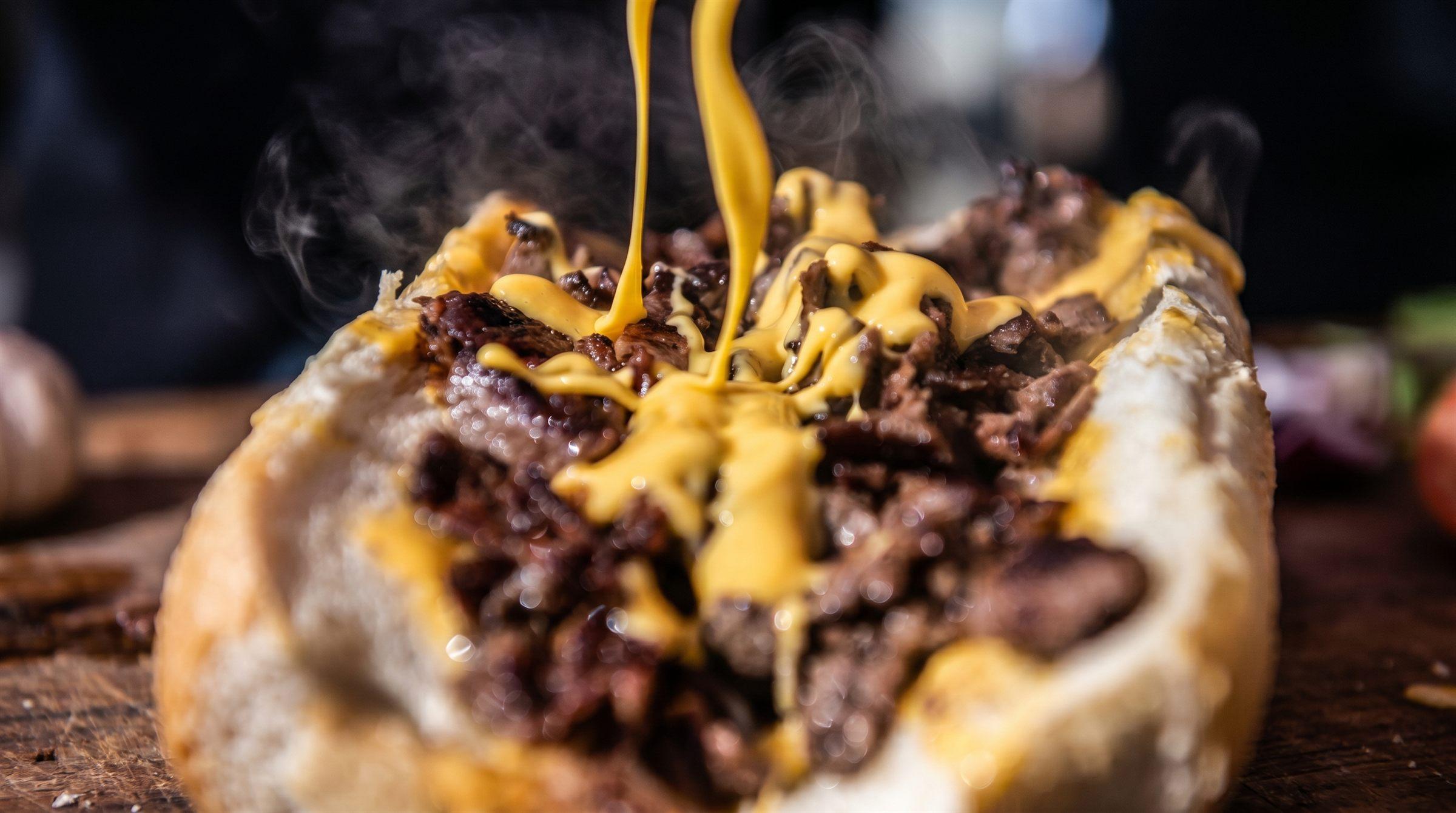 Cheesesteak vom Munix Foodtruck mit fliessendem Cheddar