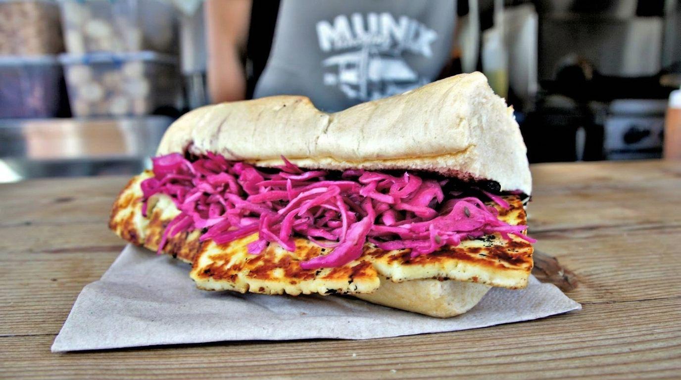 Helenas Halloumi Sandwich vom Munix Foodtruck mit mariniertem Rotkohl, vegetarisch